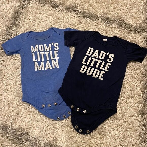 Bundle of Two Short Sleeve Mom & Dad Onesies 6-12 months - Picture 1 of 2